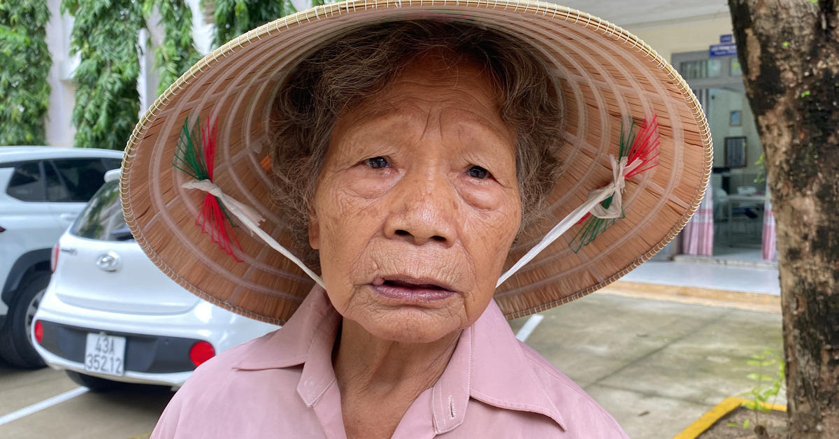 L'Université d'éducation de Da Nang autorise « spécialement » un étudiant aveugle et sa grand-mère à séjourner dans un dortoir