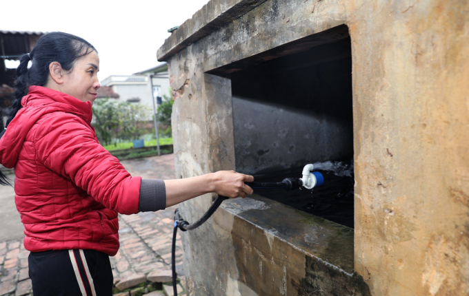 Die Menschen der Gemeinde Minh Chau liefern sauberes Wasser über den Roten Fluss, um es im Stausee zu speichern. Foto: Hoang Phong