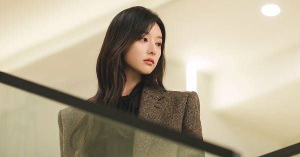 Kim Ji Won giữ vóc dáng ra sao để cân mọi trang phục trong 'Nữ hoàng nước mắt'