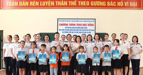 Phụ nữ Cảnh sát biển trao học bổng cho học sinh có hoàn cảnh khó khăn