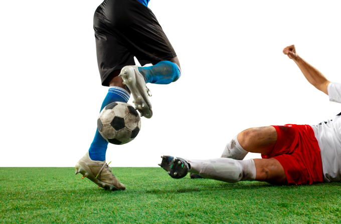 Les sports de haute compétition comme le football sont sujets aux blessures. Illustration : Freepik