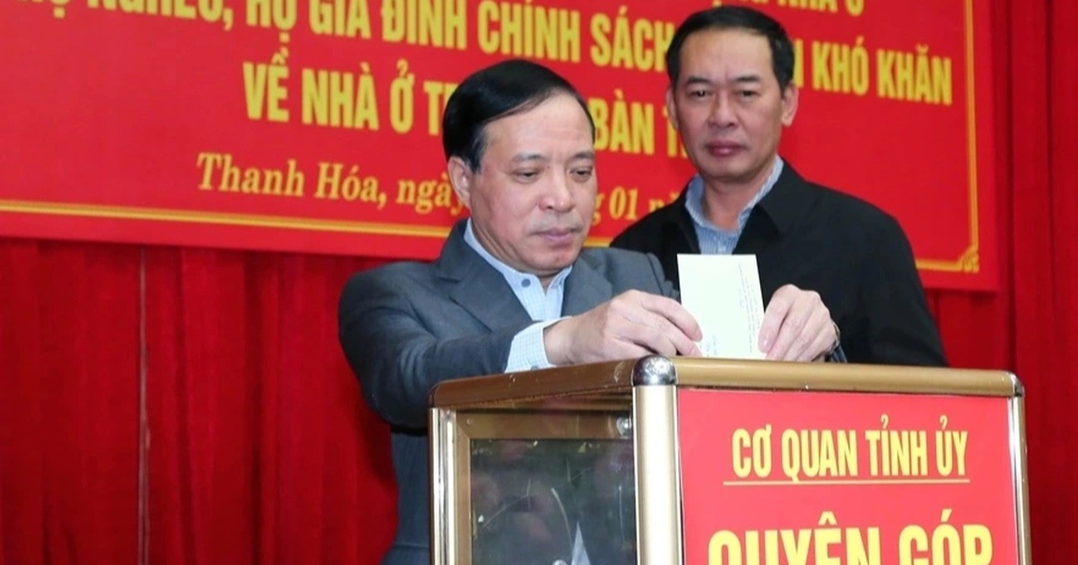 Funcionarios clave de Thanh Hoa donan un mes de salario para eliminar viviendas temporales