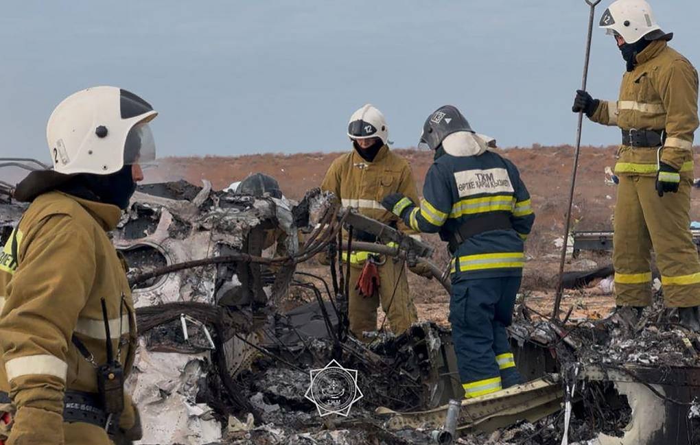 Russian President Vladimir Putin apologizes for the Azerbaijan plane crash photo 2