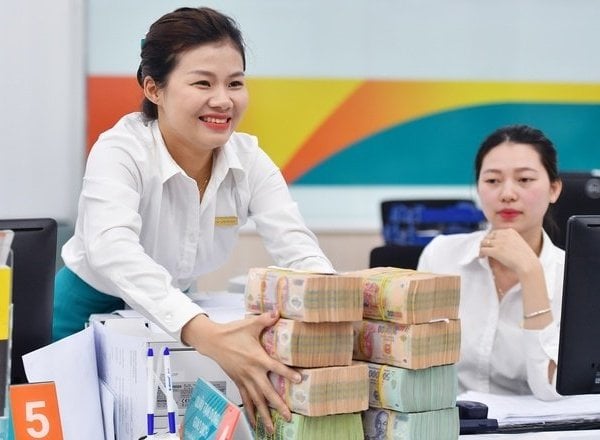 Lợi nhuận giảm, ngân hàng vẫn chi mạnh trả lương cho nhân viên