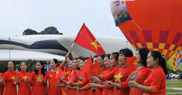 โมเมนต์สุดประทับใจของบอลลูนลมร้อนที่บินสูงพร้อมธงชาติ