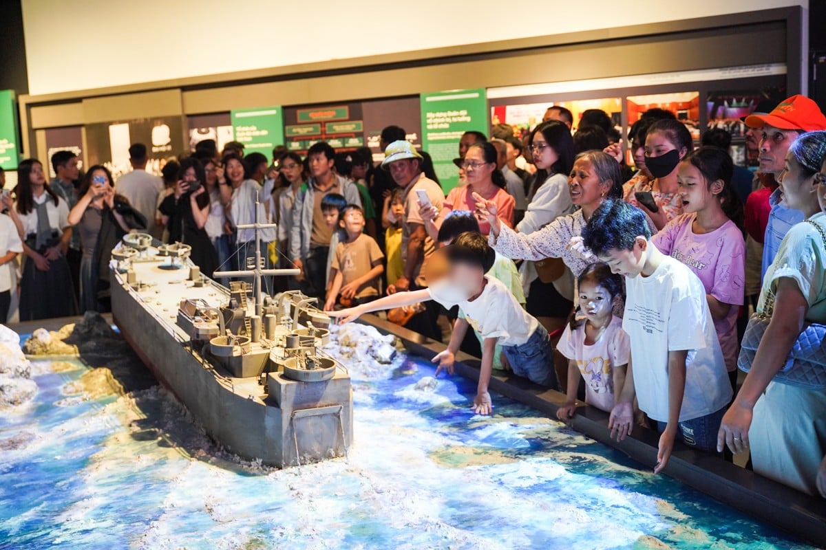 Multitudes de personas acuden a visitar el Museo de Historia Militar de Vietnam foto 4