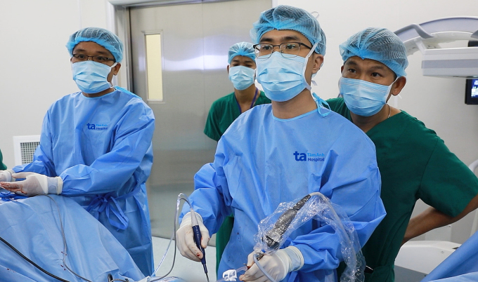 Doctor Thang (second from right) during a surgery to treat spinal disease. Photo: Tam Anh General Hospital