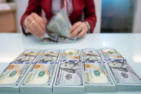 Le dollar américain, tant national qu'international, continue de baisser « modestement »