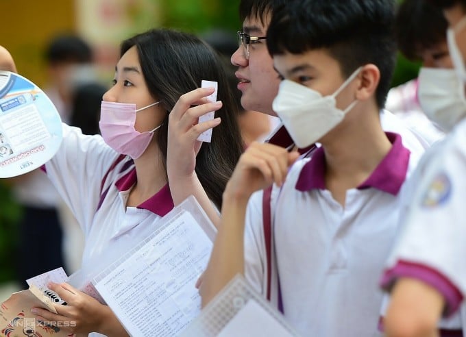 Les candidats vérifient les informations pour l'examen de fin d'études secondaires à Ho Chi Minh-Ville, le 28 juin. Photo : Thanh Tung