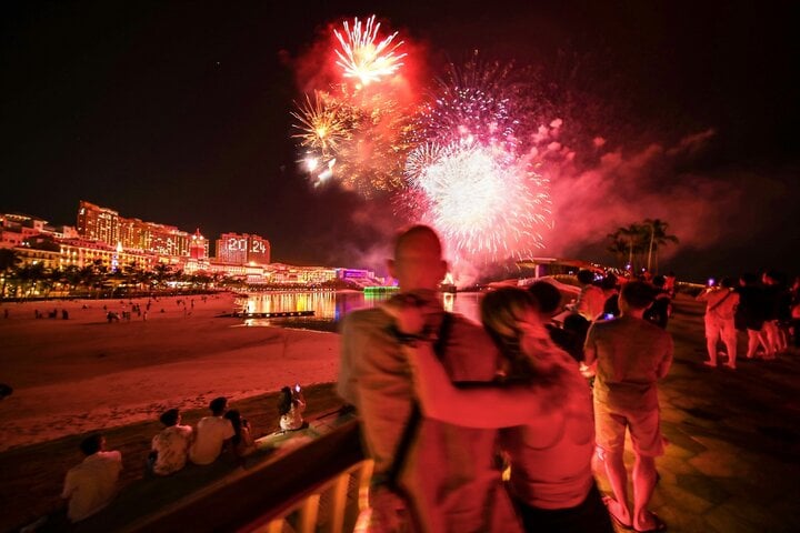 Domestic and foreign tourists watch fireworks every night from the show Kiss of the Sea.