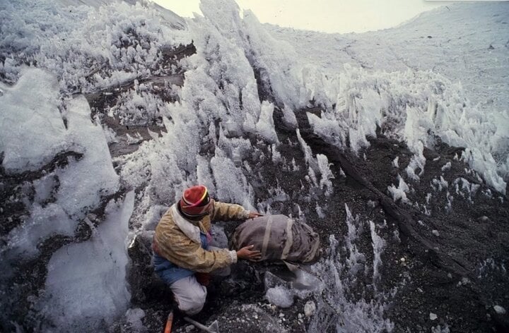 “Al principio parecía un gran paquete de tela”, recuerda Reinhard. (Foto: National Geographic)