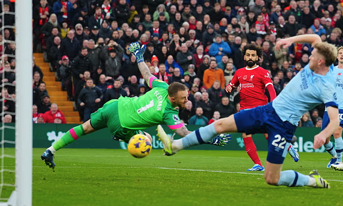 Salah đưa Liverpool lên nhì bảng