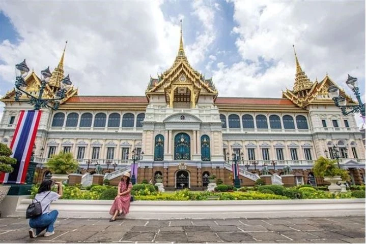 Les touristes visitent le Grand Palais à Bangkok. (Photo : THX/TTXVN)