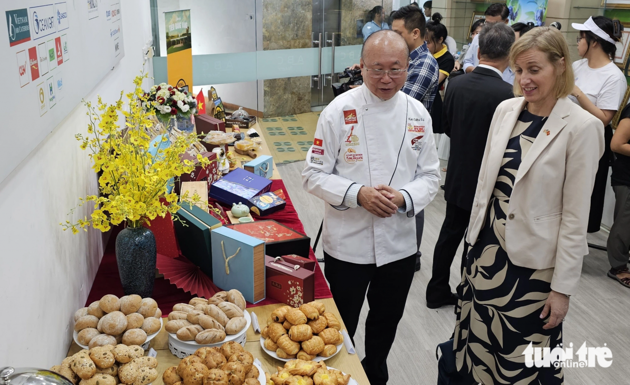 Ông Kao Siêu Lực giới thiệu đến bà Susan Burns, tổng lãnh sự Mỹ tại TP.HCM, các loại bánh trung thu, bánh ngọt - Ảnh: N.TRÍ