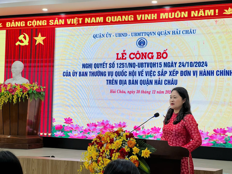 Mme Cao Thi Huyen Tran, secrétaire du comité du Parti du district de Hai Chau, a prononcé un discours lors de la cérémonie.