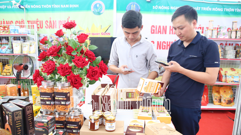 Покупатели знакомятся с пророщенным свежим рисом, произведенным молодежным кооперативом «Нам Дай Дуонг» коммуны Нгиа Чунг (Нгиа Хунг).