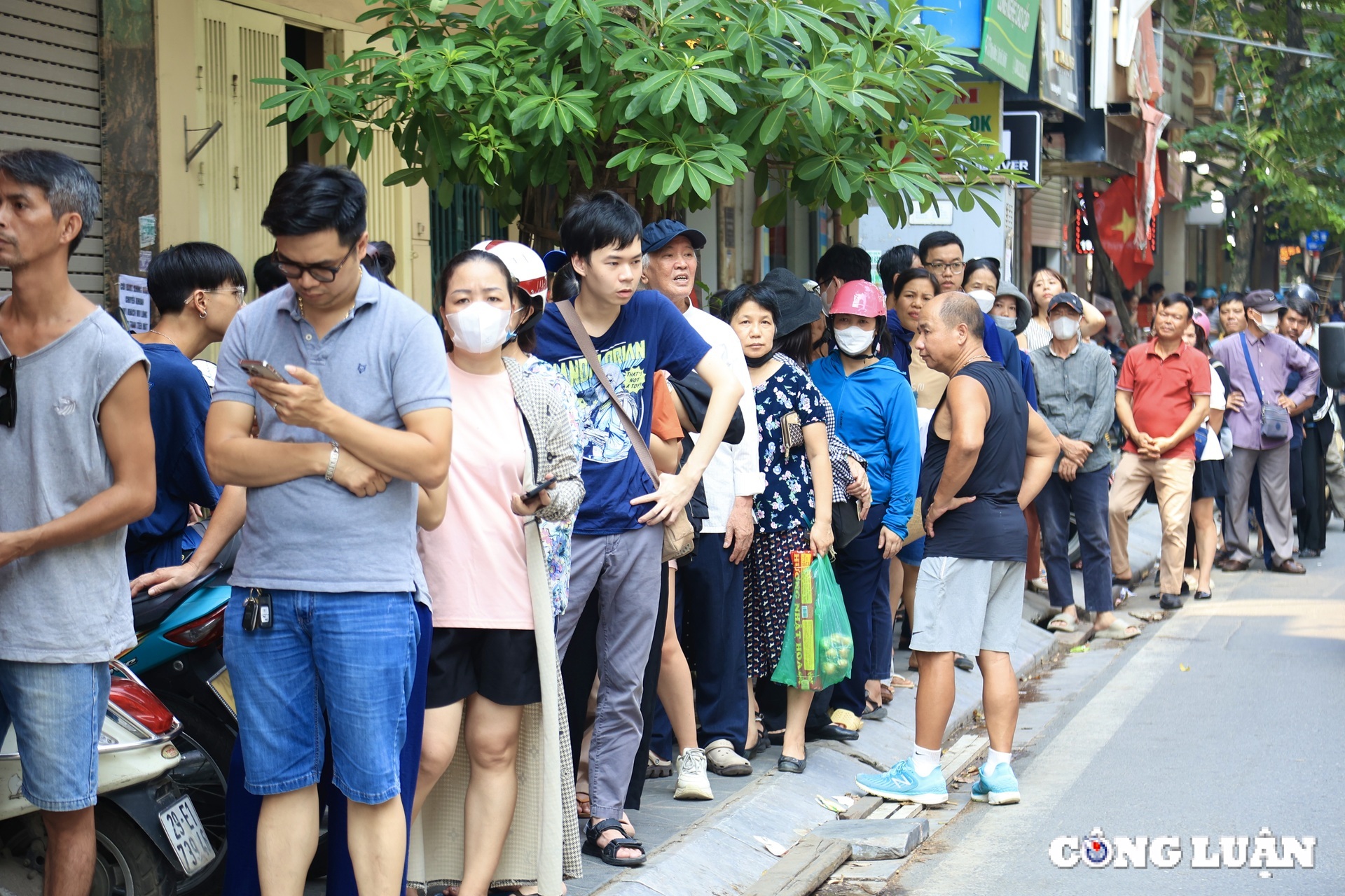 People in Pho Thuy Khue buy moon cakes before Mid-Autumn Festival photo 2
