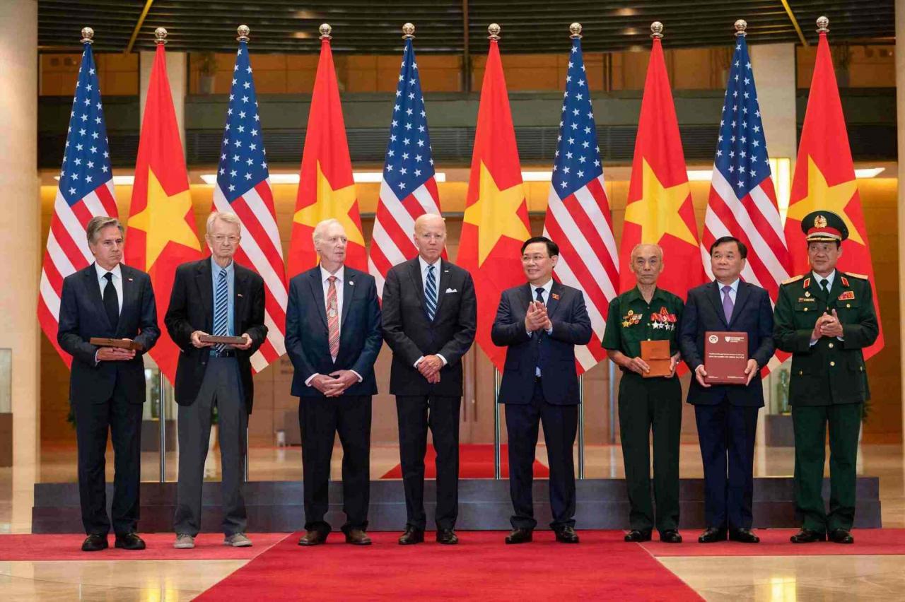 Der Vorsitzende der Nationalversammlung, Vuong Dinh Hue, und Präsident Joe Biden waren Zeugen der Übergabe von Kriegsreliquien durch das vietnamesische Verteidigungsministerium an das US-Verteidigungsministerium. Foto: Hai Nguyen