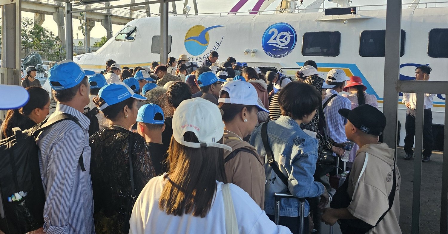 More than 700 tourists return to the mainland after 3 days stuck on Nam Du island