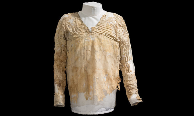 Vestido Tarkhan, un vestido confeccionado en el antiguo Egipto hace más de 5.000 años. Fotografía: Museo Petrie de Arqueología Egipcia