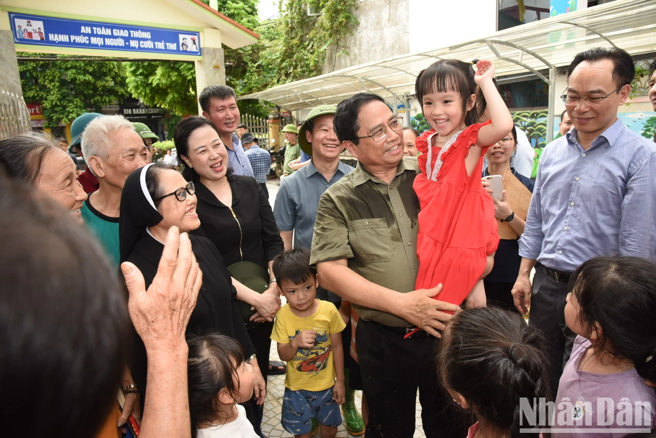 [Foto] Premierminister inspiziert Hochwassersanierung in Yen Bai Foto 3