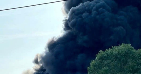 Scrap warehouse fire, smoke column hundreds of meters high