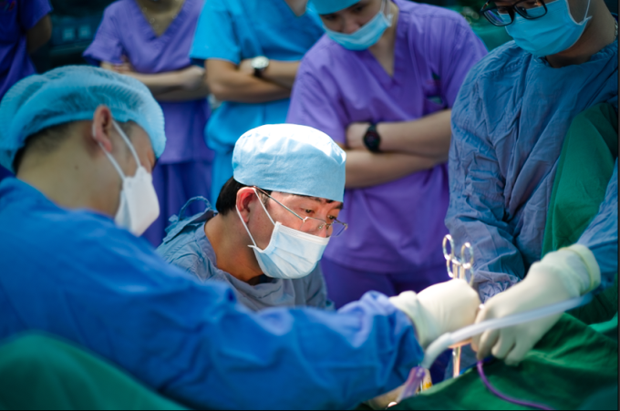 Ein Patient mit Magen-Darm-Krebs wird operiert. Foto: Zur Verfügung gestellt vom Krankenhaus