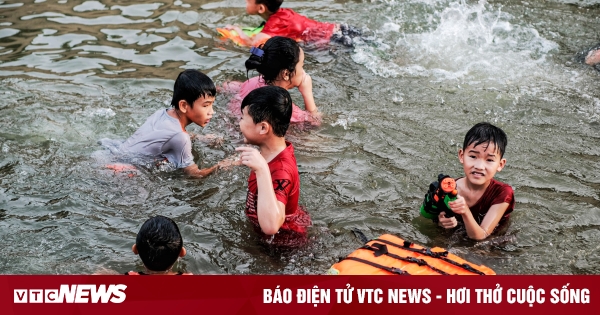 Una zanja de casi 10 kilómetros de largo se convierte en un lugar refrescante para los niños de Hanoi.