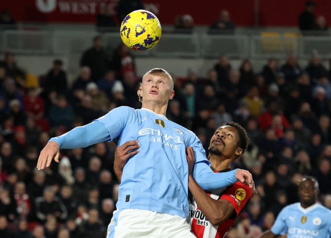 Haaland lucha por el balón en la victoria del Manchester City por 3-1 en Brentford el 6 de febrero. Foto: Reuters