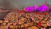 Ấn Độ: Lễ hội Diwali hy vọng phá vỡ kỷ lục Guinness về số lượng ngọn đèn đất nung được thắp sáng