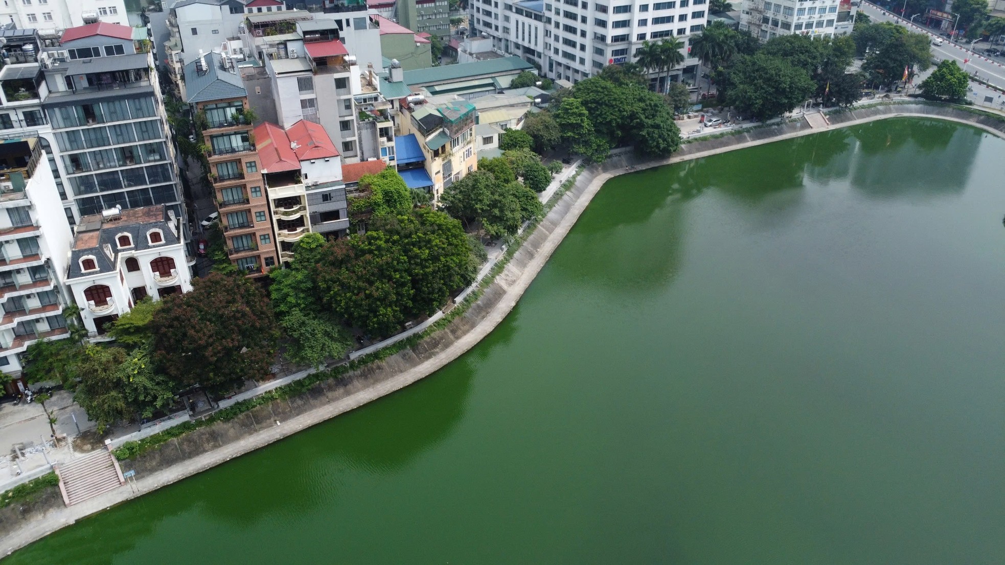 Close-up of the walking street around Ngoc Khanh Lake about to come into operation photo 2