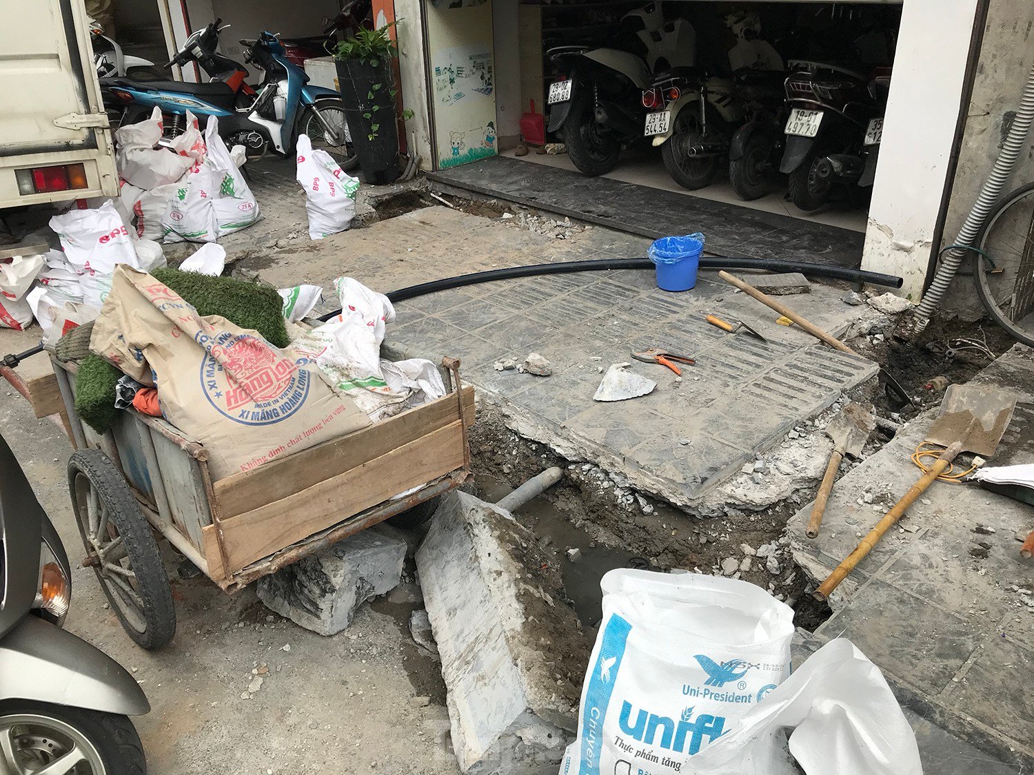 Hanoi: After paving the sidewalk, use a chisel to dig it up to put the water pipes underground, photo 8