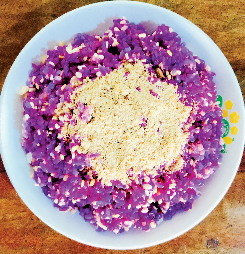 El color morado realza el plato de arroz glutinoso. Foto: Tran Cao Duyen