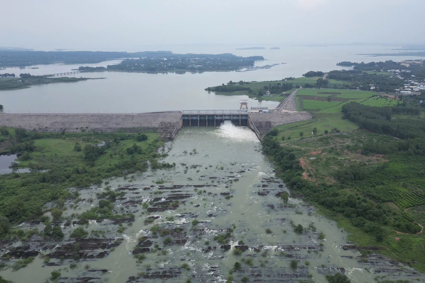 Le plus grand réservoir hydroélectrique du Sud continue de déverser des eaux de crue quatre fois plus abondantes qu'auparavant.