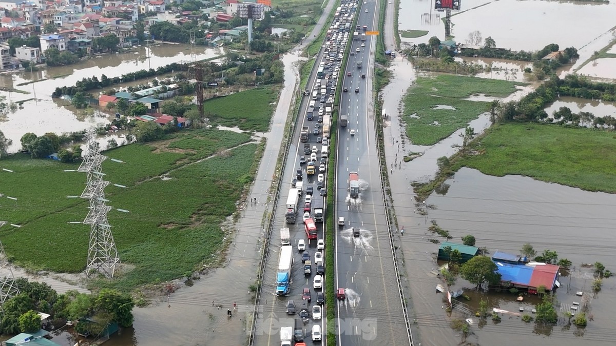 Los vehículos quedaron atascados durante más de 5 km en la carretera Phap Van - Cau Gie debido a las inundaciones. Foto 4