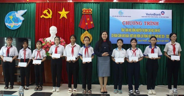 Trao tặng 25 suất học bổng cho học sinh nữ vượt khó học giỏi tại Ninh Thuận