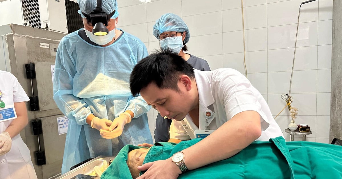 Doctor shed tears as he hugged his mother for the last time after donating her corneas