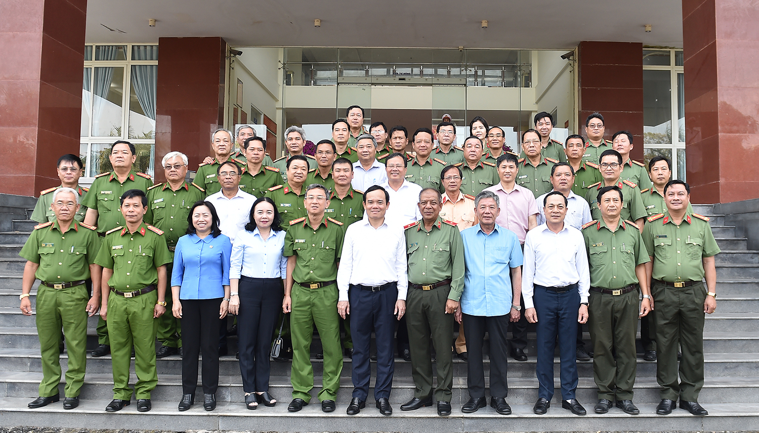 El primer ministro Tran Luu Quang entrega regalos a familias pobres con motivo del Tet en Tra Vinh. Foto 3