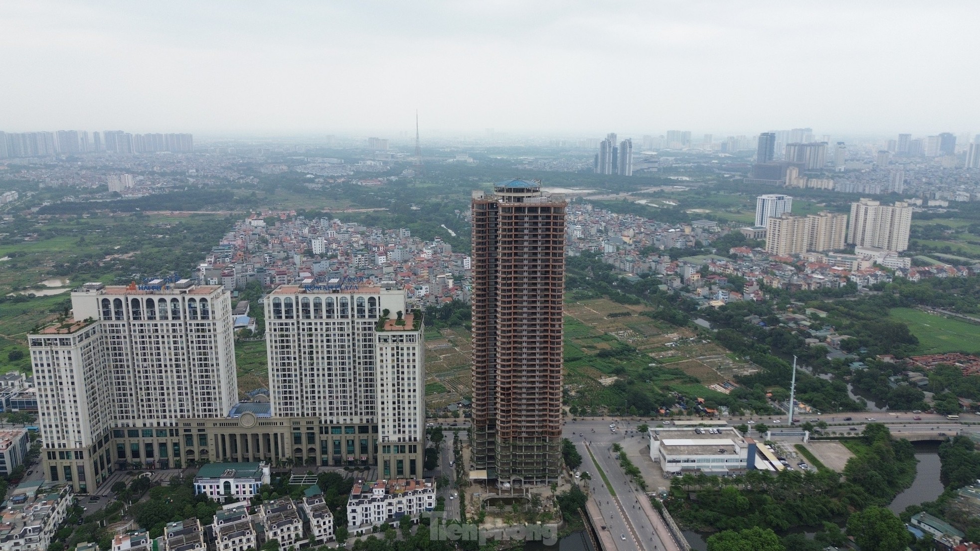 Movements of a series of apartment projects in Hanoi after a long period of abandonment and fenced off with corrugated iron photo 3