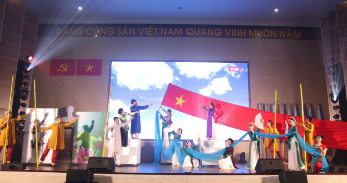 Estudiantes internacionales vestidos con trajes tradicionales vietnamitas actúan durante un segmento del concurso de oratoria el 1 de diciembre. Foto: USSH