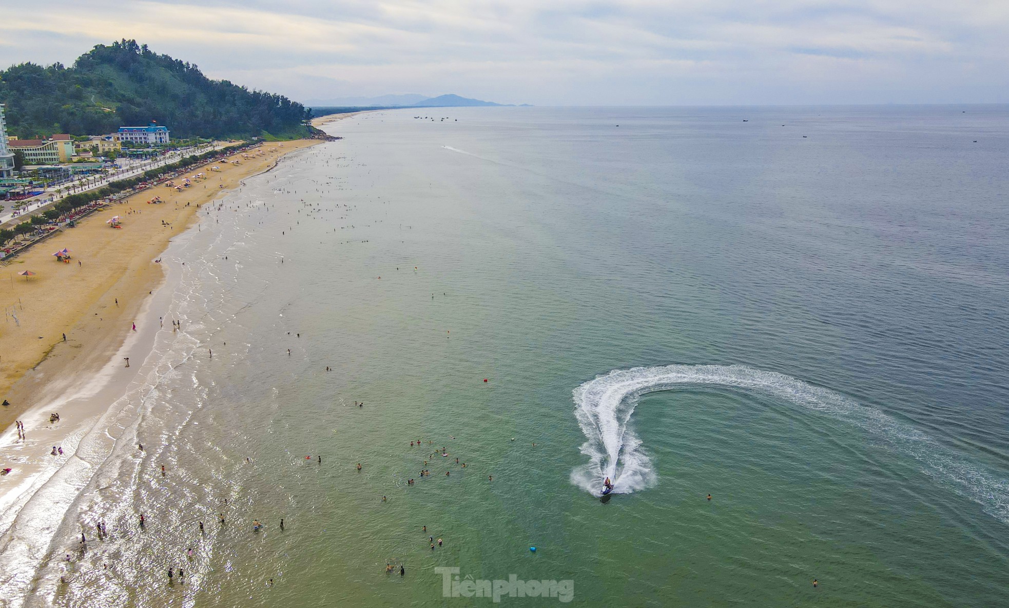 Hot weather, tourists flock to Ha Tinh beach to 'cool off' photo 14