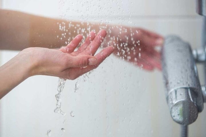 Une exposition prolongée à l’eau peut également entraîner une perte d’hydratation nécessaire à la peau.