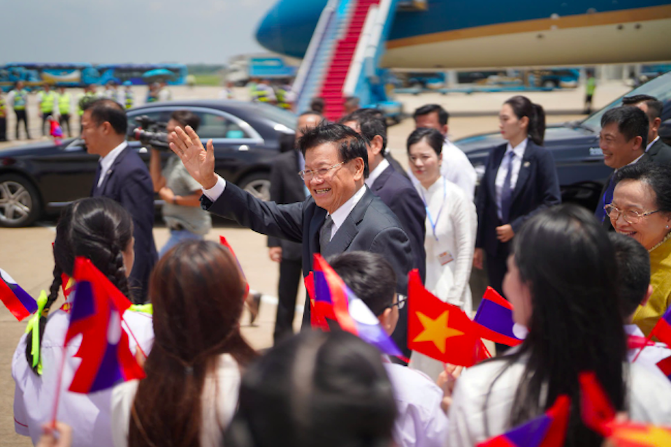 라오스 사무총장 겸 대통령 통룬 시술리스가 베트남 학생, 청년 조합원 및 어린이들에게 손을 흔든다