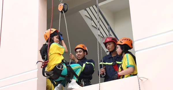 Jóvenes 'bomberos' se balancean en cuerdas, trepan edificios altos para combatir incendios y rescatar víctimas