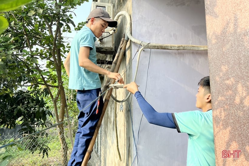 Reparador de aire acondicionado en Ha Tinh: Trabaja horas extras hasta la medianoche pero aún no puede terminar el trabajo.