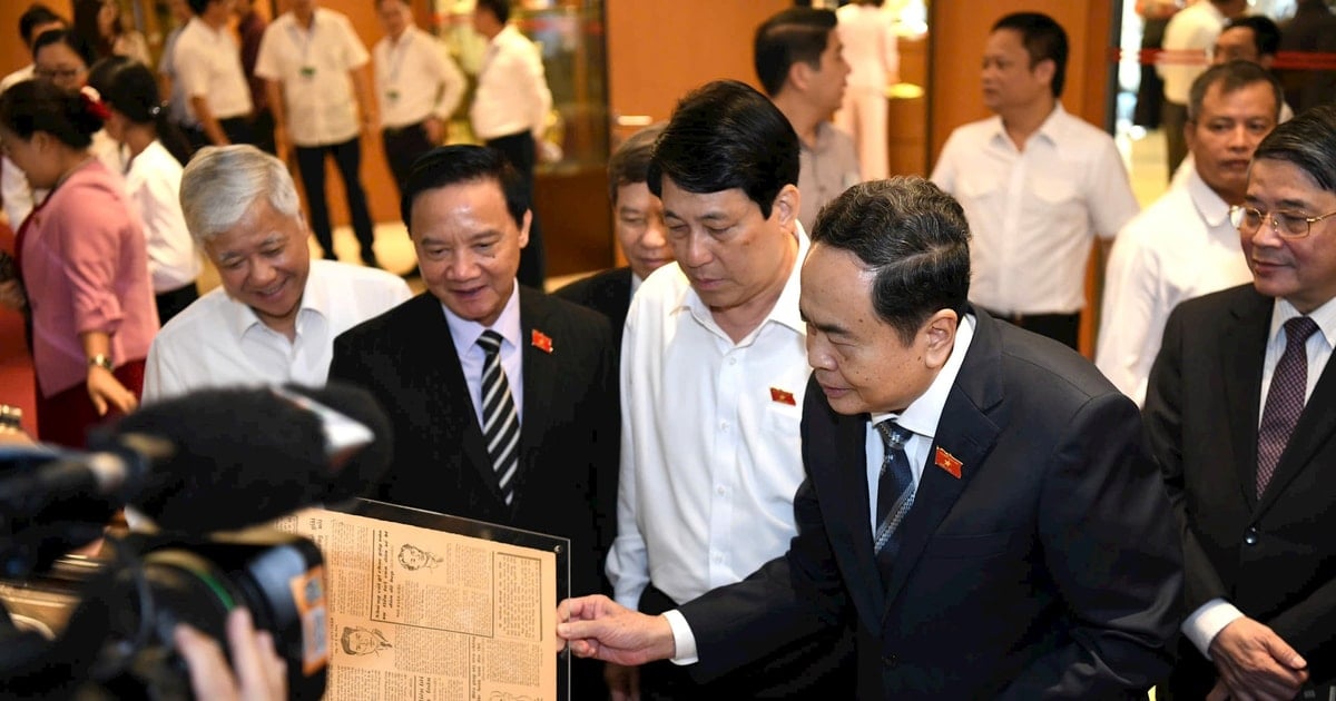 Dirigentes del Estado y del Frente visitan la exposición temática "Diario de la Asamblea Nacional"