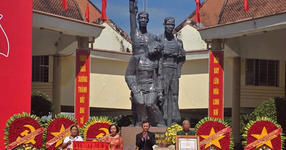 The group of revolutionary soldiers who were captured and imprisoned by the enemy in Kon Tum Prison were awarded the title of Hero of the People's Armed Forces.