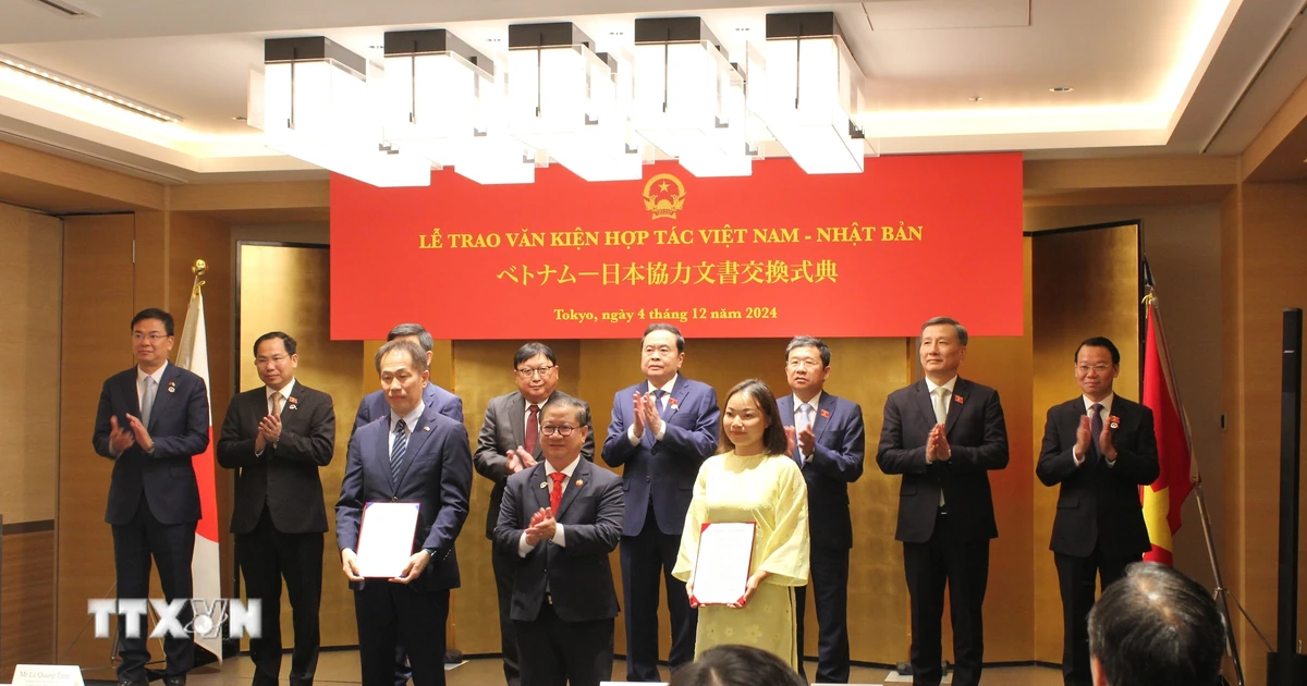 El presidente de la Asamblea Nacional, Tran Thanh Man, recibe al gobernador de la provincia de Nara, Japón