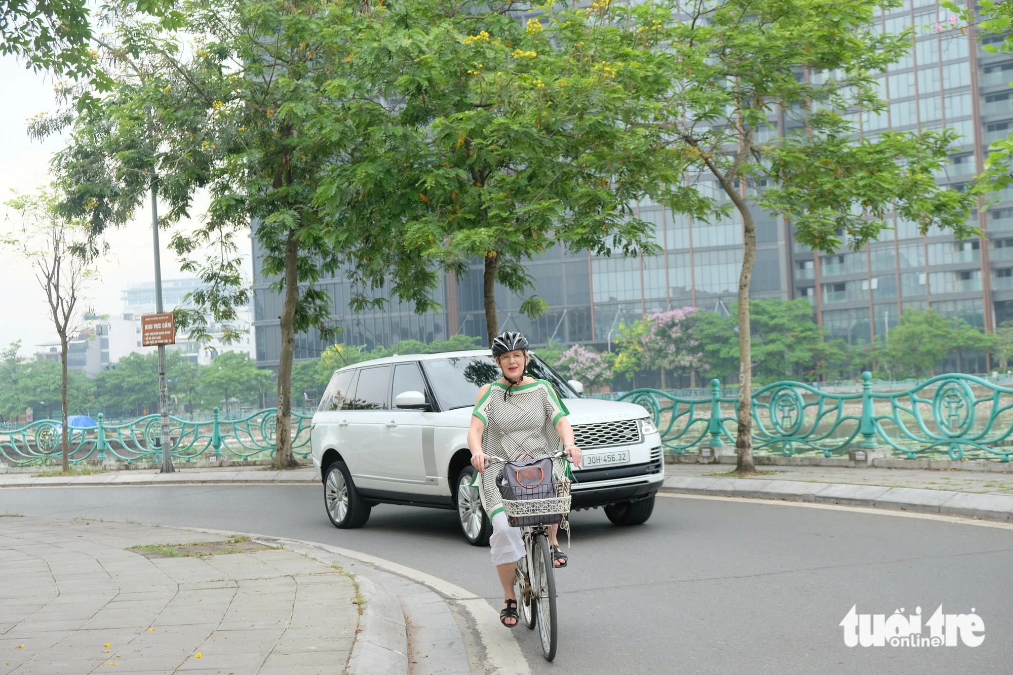 Đại sứ Thụy Điển Ann Mawe thường đạp xe đi làm - Ảnh: ĐẬU DUNG