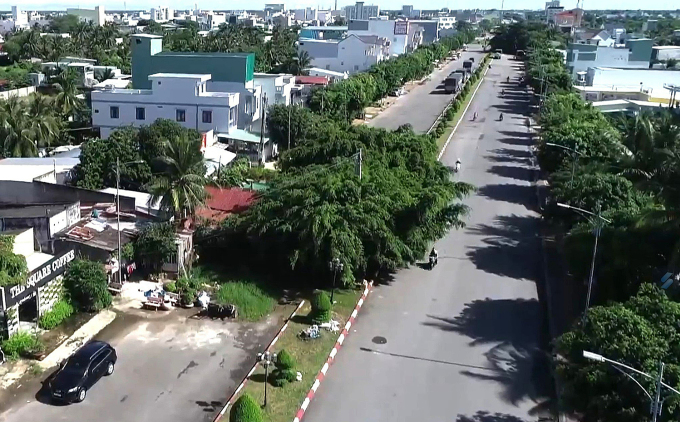 Mr. Do Thanh Hung's house (left) occupies almost the entire side of the street. Photo: An Minh